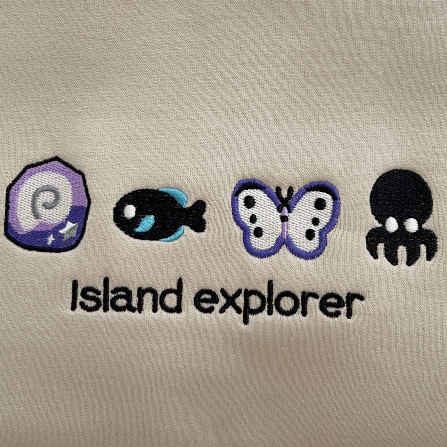 ISLAND EXPLORER BESTICKTES CREW NECK / HOODIE