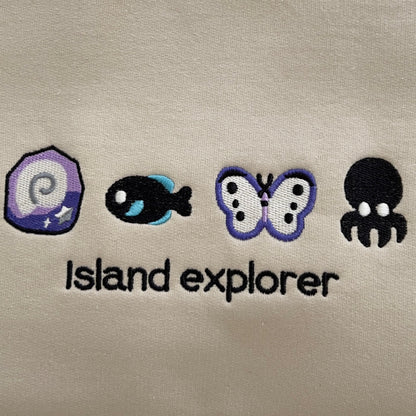 ISLAND EXPLORER BESTICKTES CREW NECK / HOODIE