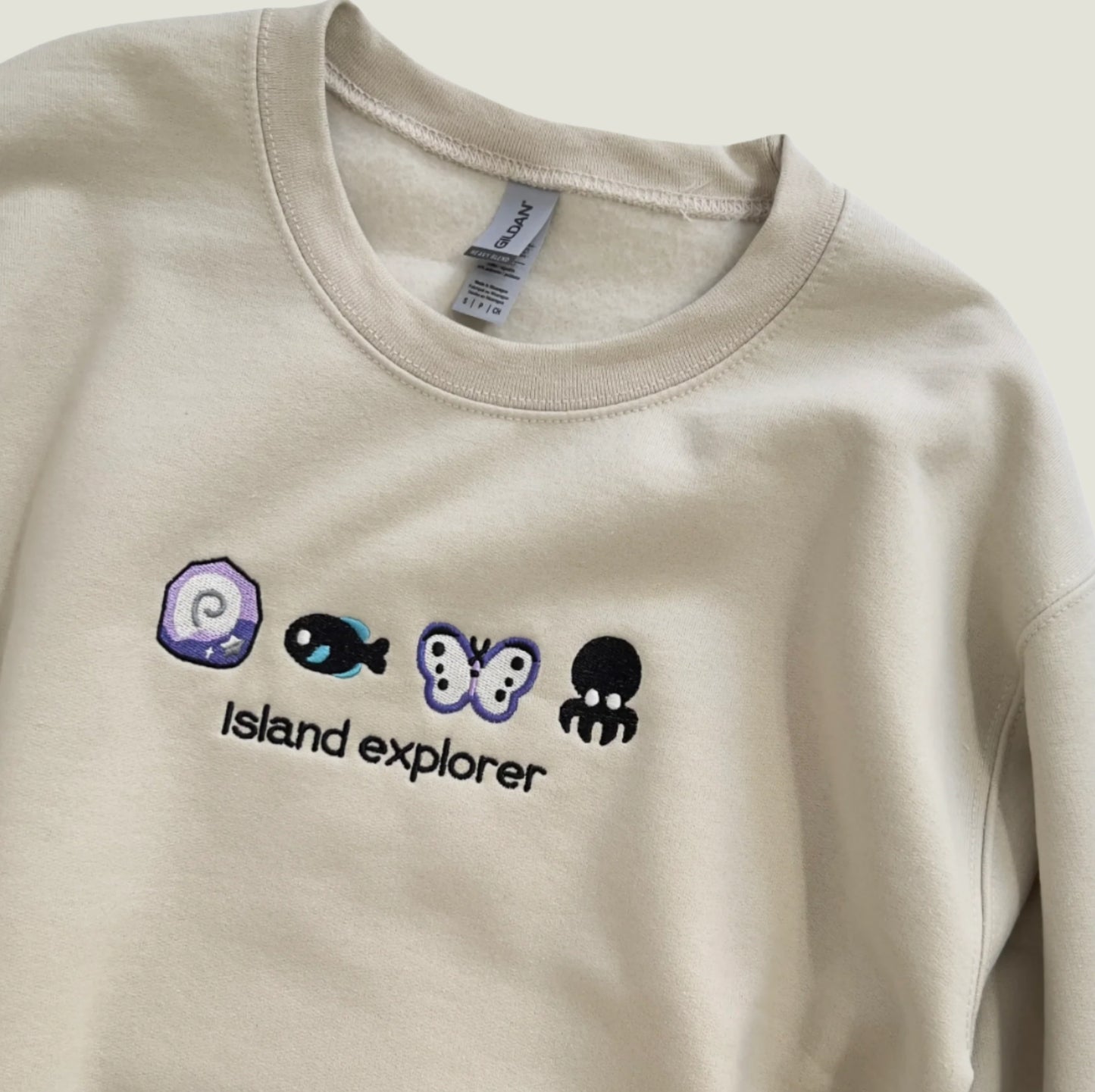 ISLAND EXPLORER BESTICKTES CREW NECK / HOODIE