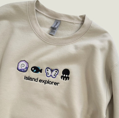 ISLAND EXPLORER BESTICKTES CREW NECK / HOODIE