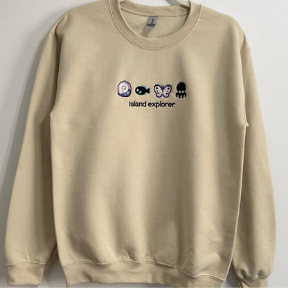 ISLAND EXPLORER BESTICKTES CREW NECK / HOODIE