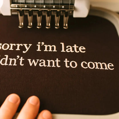 DÉSOLÉ JE SUIS EN RETARD, COL ROND / SWEAT À CAPUCHE BRODÉ