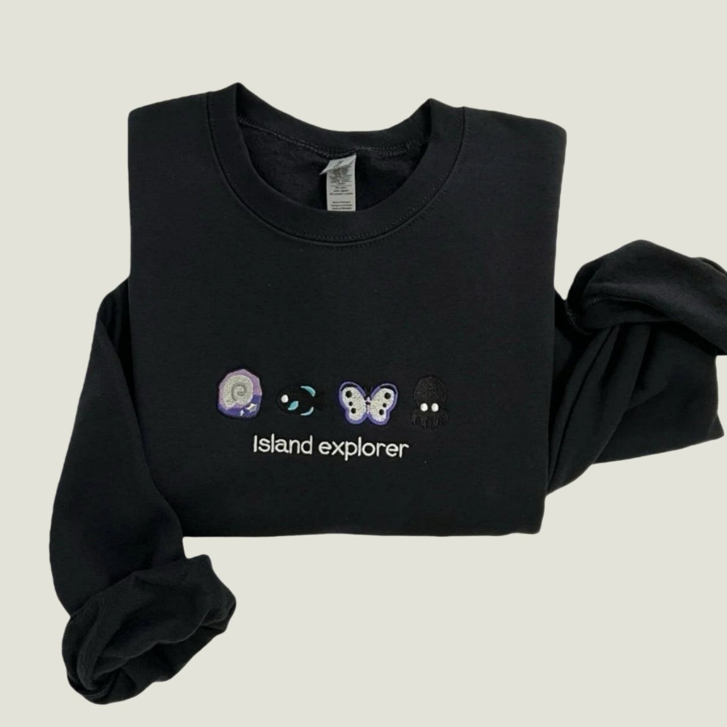 ISLAND EXPLORER BESTICKTES CREW NECK / HOODIE