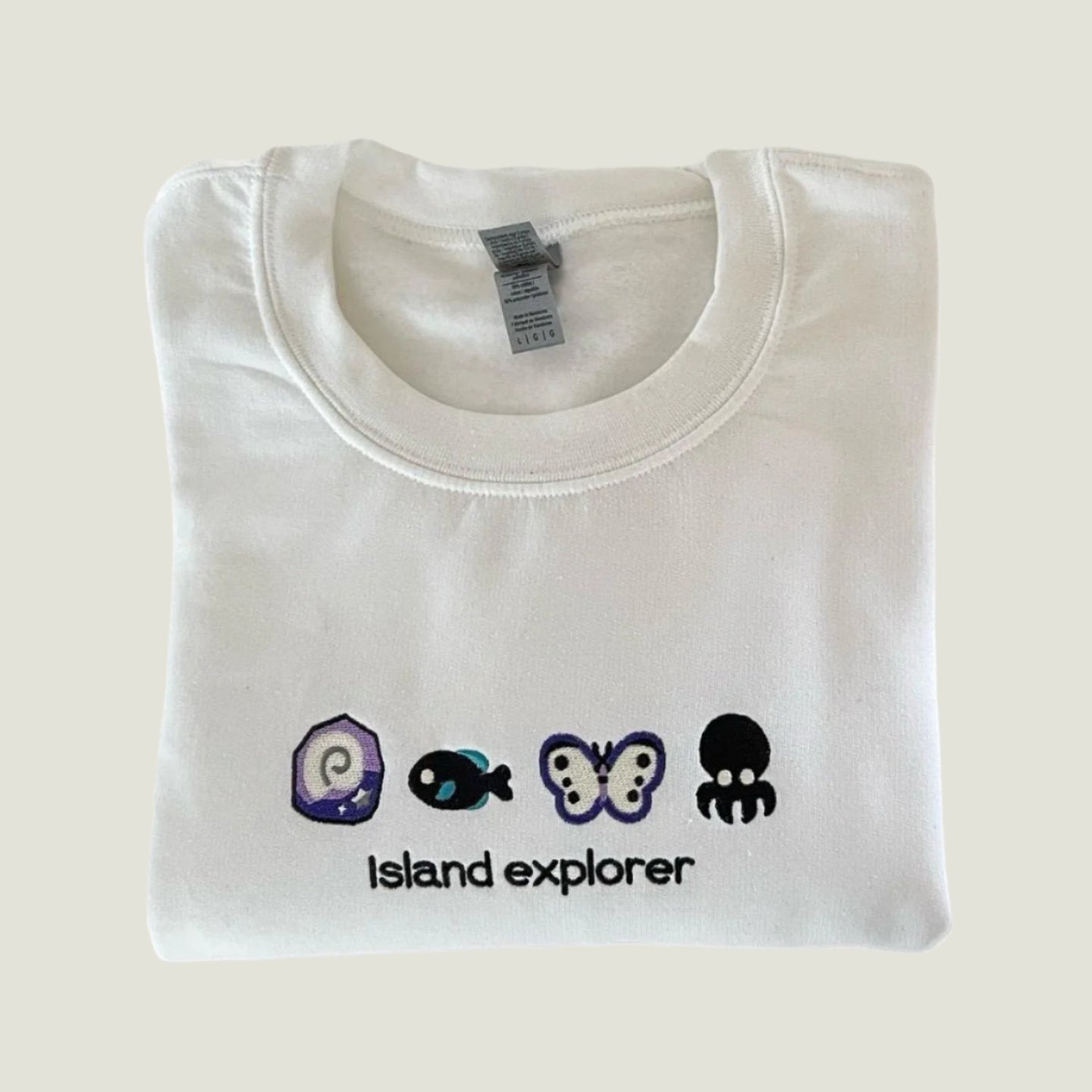 ISLAND EXPLORER BESTICKTES CREW NECK / HOODIE